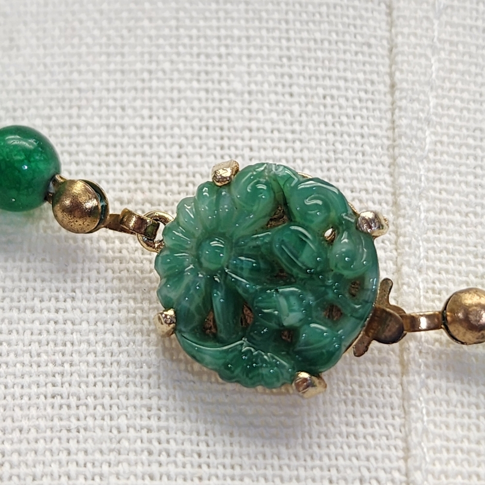 Vintage Green Stone Beaded Necklace Carved Floral Clasp Graduated Heavy - Picture 2 of 6